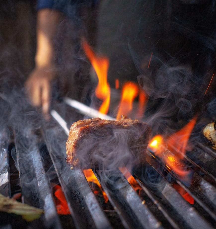 GRILLEN MIT GENUSS -  So gelingt das medium gebratene Steak