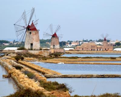Marsala Besuch in den Salinen. Verpassen sie nicht dieses außergewöhnliche Erlebnis in Ihrem Sizilenurlaub. Buchen Sie bequem bei uns!